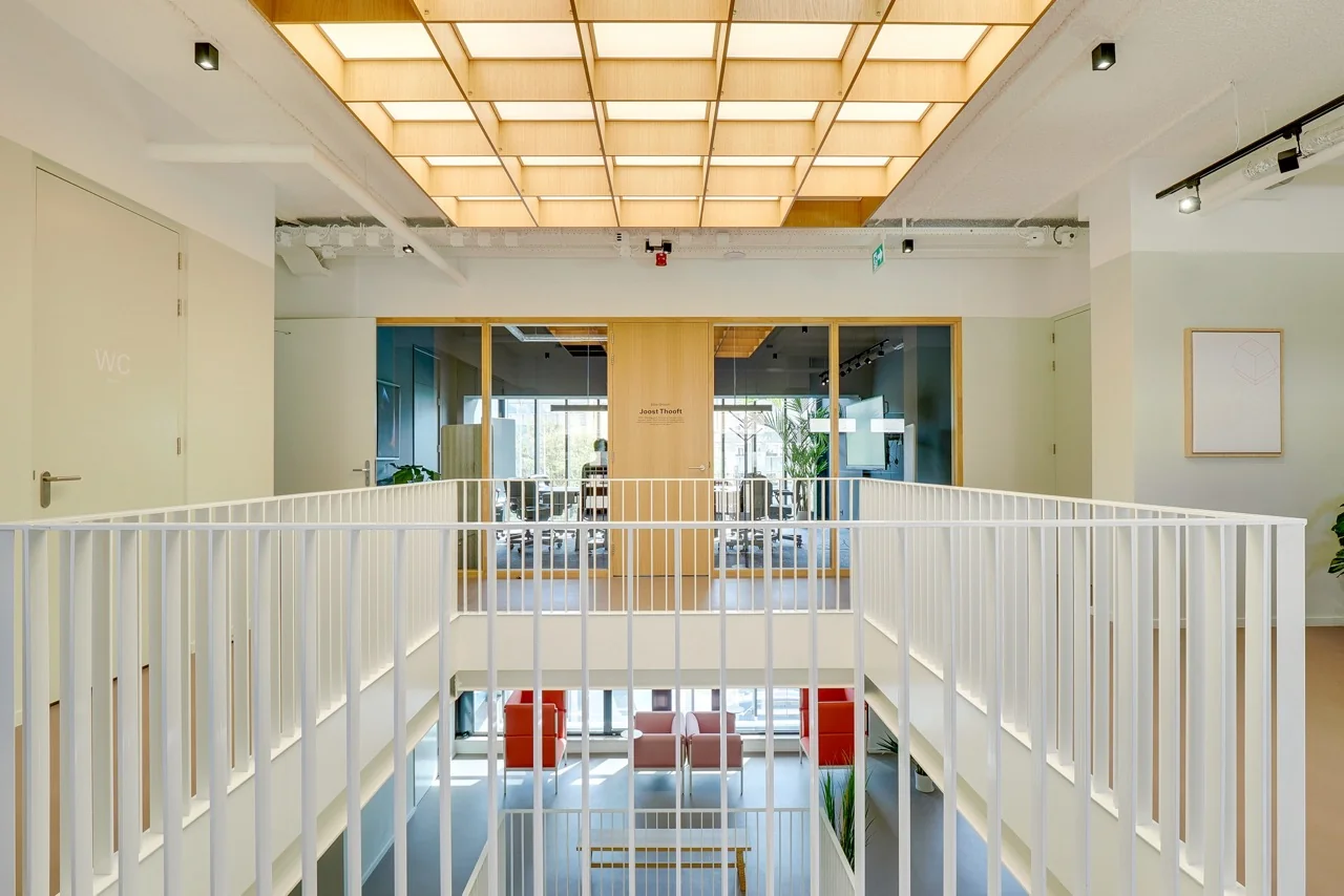 Licht en modern kantoorpand aan Europalaan 93 met uitzicht op een vergaderruimte achter glazen wanden.