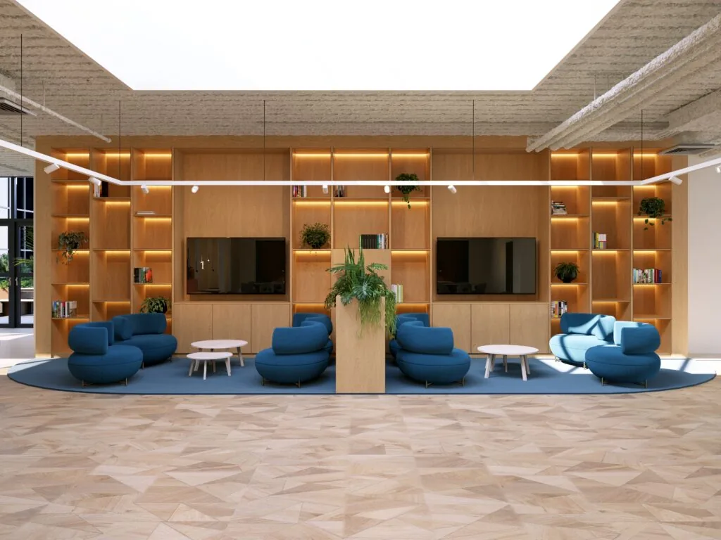 Moderne loungehoek in Finest Office Capelle met blauwe fauteuils, houten wandmeubel, ingebouwde boekenkasten en veel natuurlijk licht.