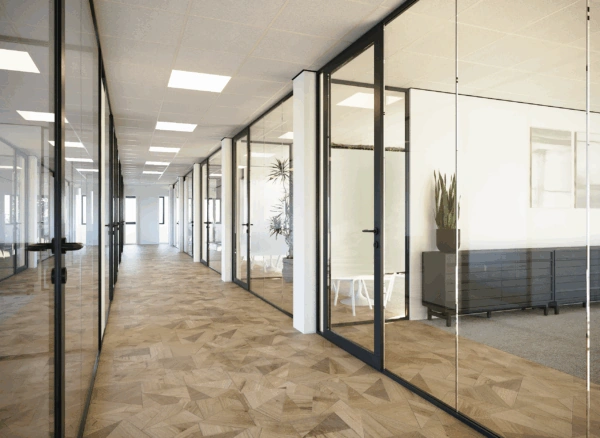 Licht en modern kantoorinterieur van Finest Office Capelle met glazen kantoorwanden en houten vloer.