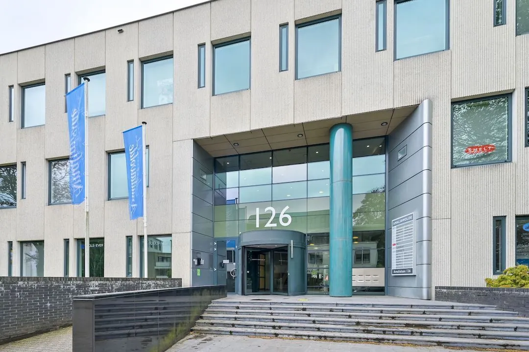 Vooraanzicht van het kantoorgebouw FlexOffiZ Baarn aan de Amsterdamsestraatweg 126.