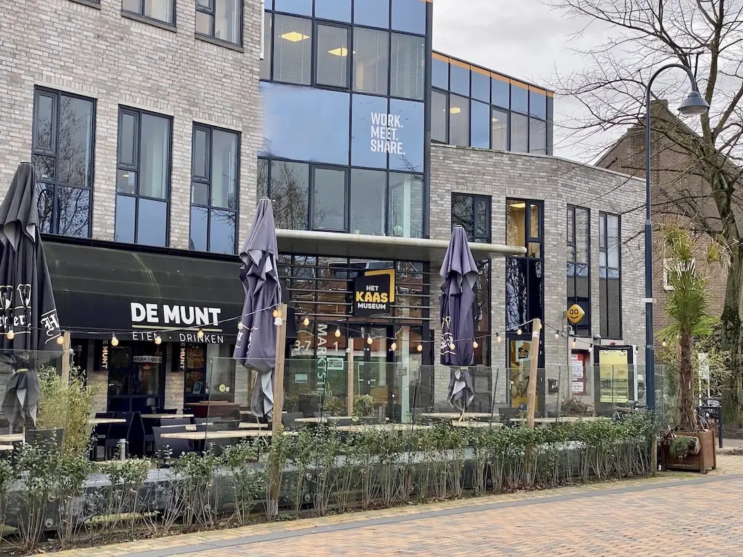 Vooraanzicht van FlexOffiZ Bodegraven met grand café De Munt en het Kaasmuseum op de begane grond.