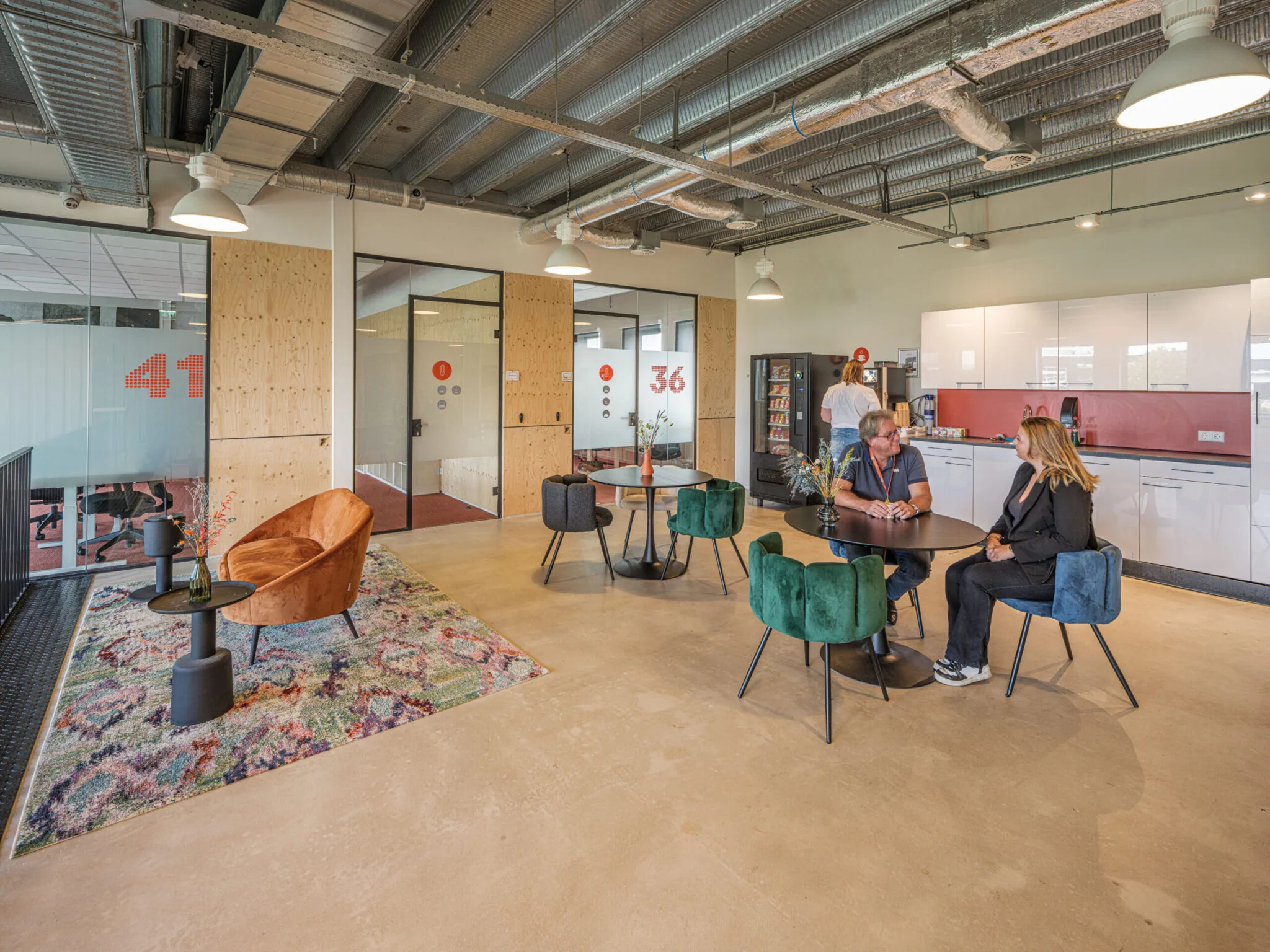 Moderne en gezellige kantoorruimte in Flexizone 6 met zitgedeelte, keuken en glazen vergaderruimtes.