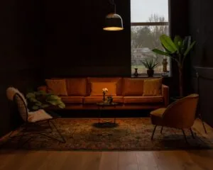 Sfeervol ingerichte zithoek in het Groningen Stadspark met een bruine bank, planten en warme verlichting.