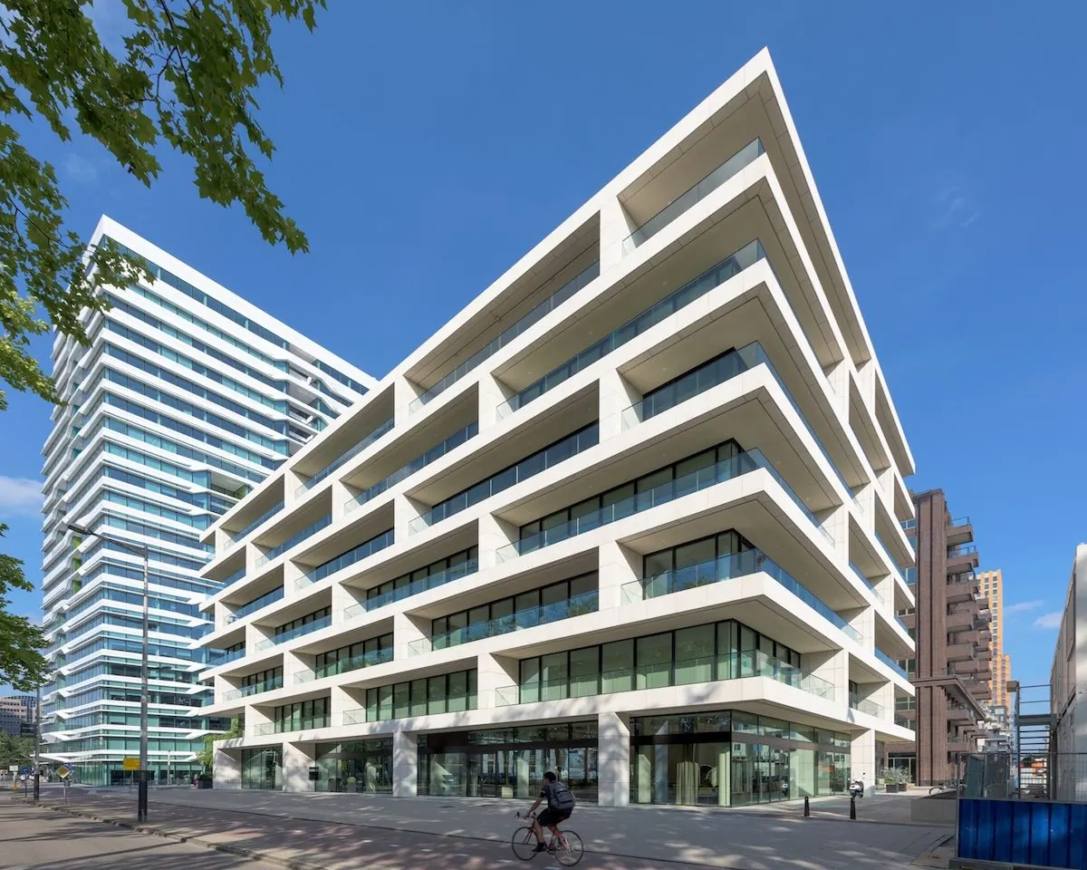 Modern kantoorgebouw aan de Gustav Mahlerlaan 1025 met witte gevel en grote glazen ramen.