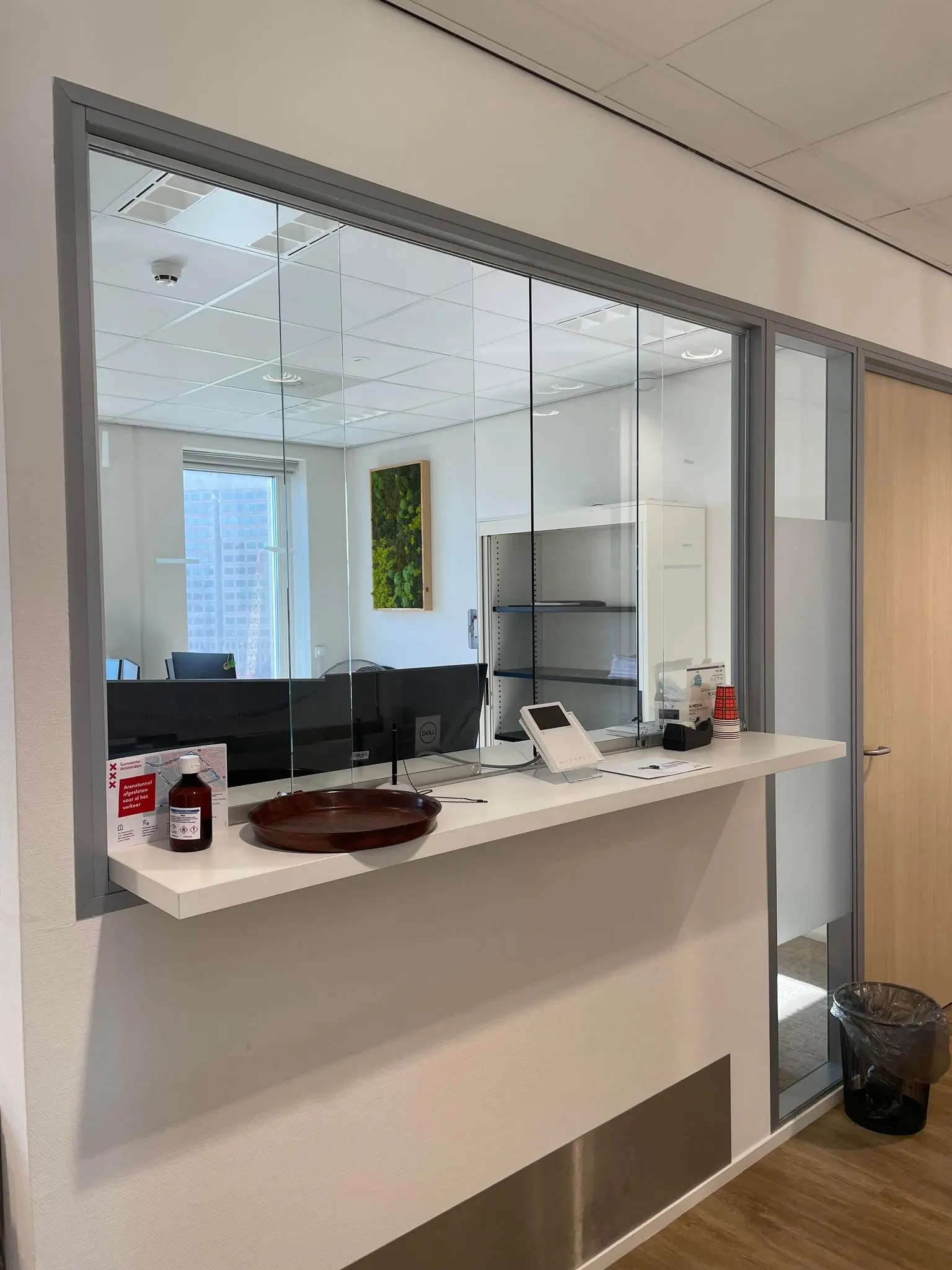 Receptiebalie met plexiglas scherm op een kantoor aan de Johan Cruijff Boulevard 83_7.