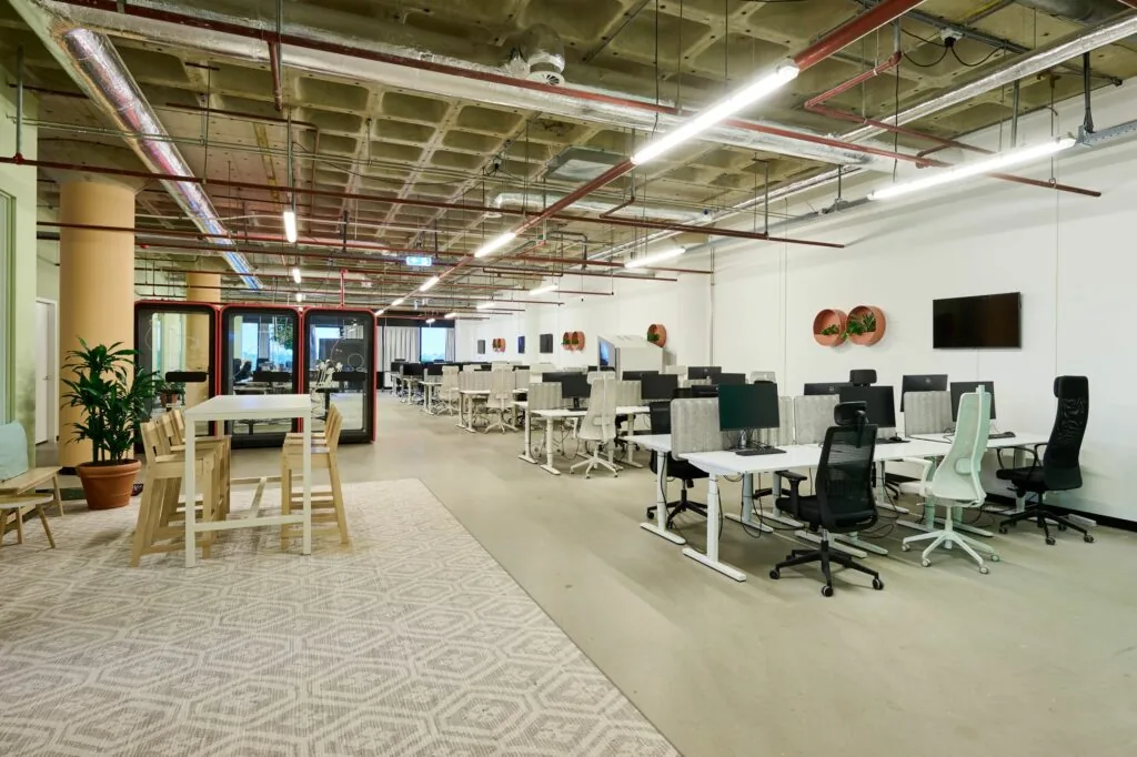 Moderne open kantoorruimte aan de Johan Huizingalaan 763a met flexwerkplekken, vergaderruimtes en industriële afwerking.