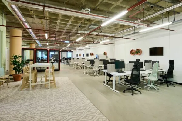 Moderne open kantoorruimte aan de Johan Huizingalaan 763a met flexwerkplekken, vergaderruimtes en industriële afwerking.