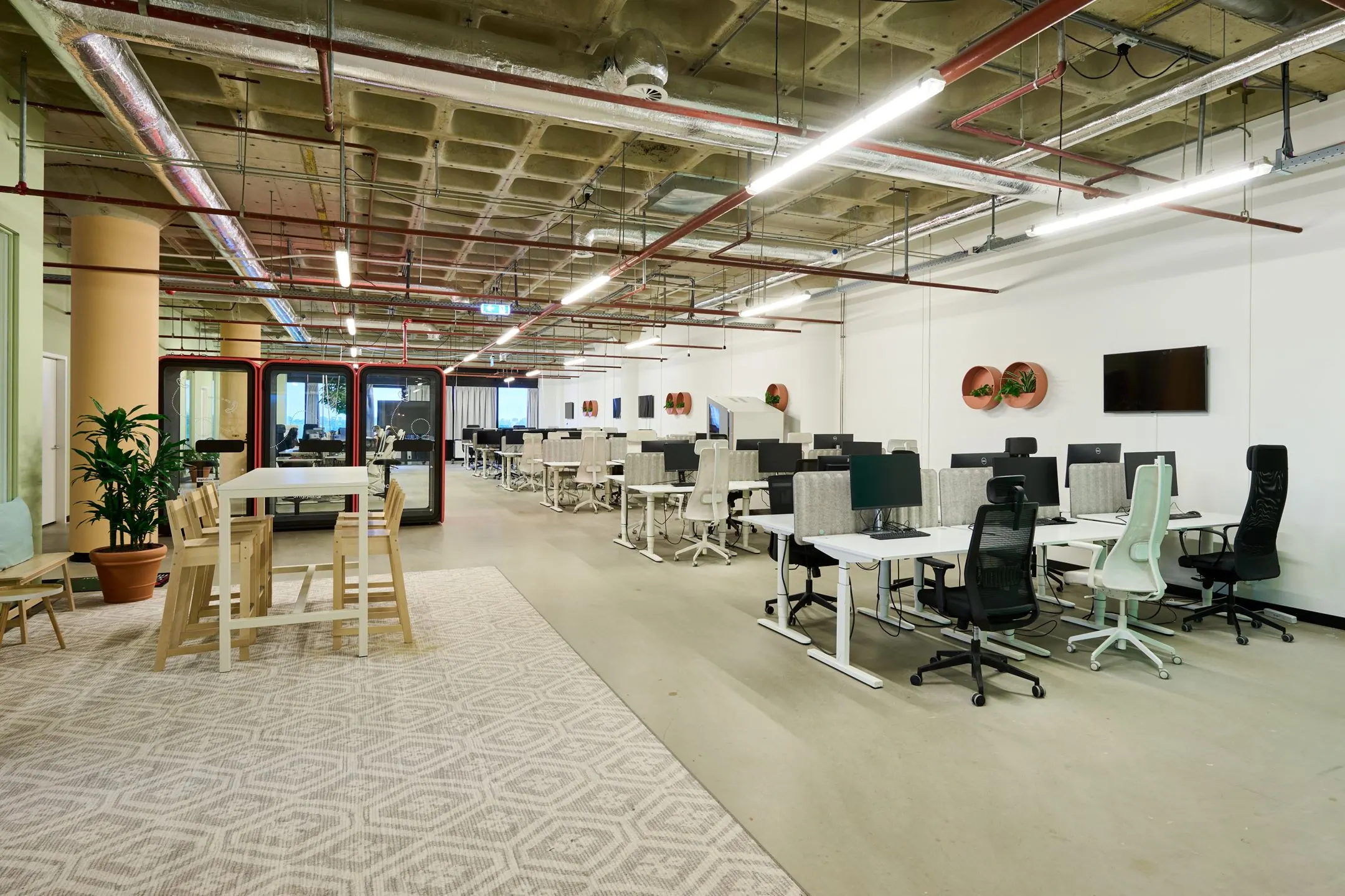 Moderne open kantoorruimte aan de Johan Huizingalaan 763a met flexwerkplekken, vergaderruimtes en industriële afwerking.