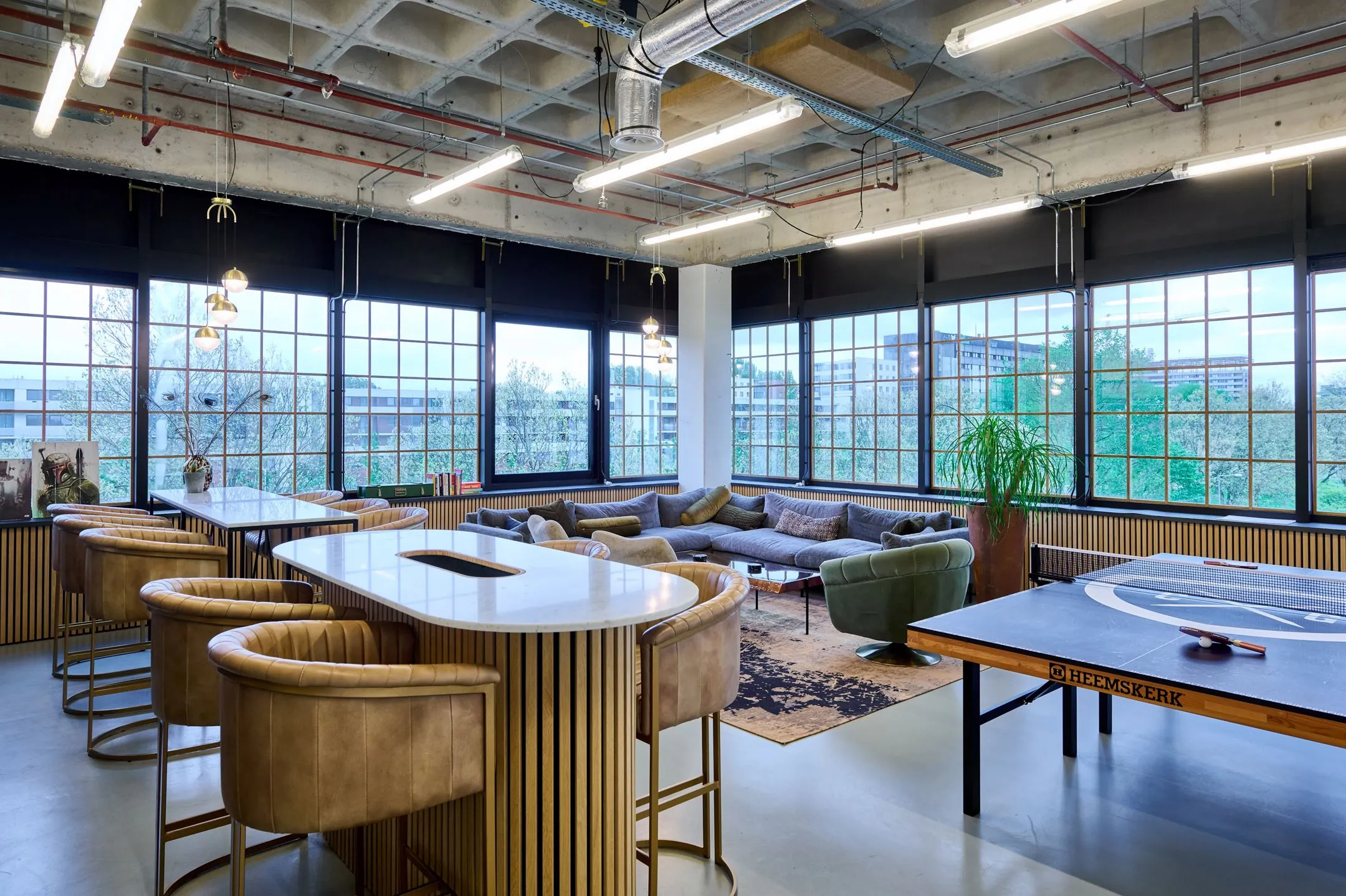 Moderne kantoorruimte aan de Johan Huizingalaan 763a met loungehoek, barzitjes en een tafeltennistafel.