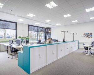 Moderne kantoorruimte met werkplekken, opbergkasten en grote ramen aan de Anderlechtstraat 15.