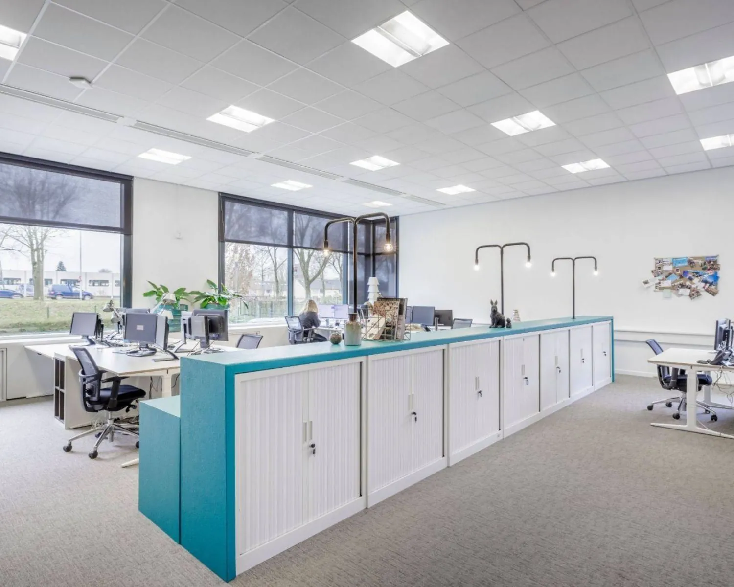 Moderne kantoorruimte met werkplekken, opbergkasten en grote ramen aan de Anderlechtstraat 15.