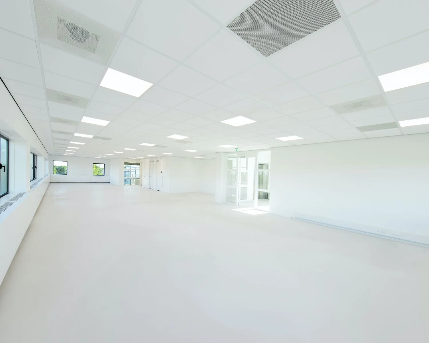 Lichte en ruime kantoorruimte te huur aan de Basicweg 12 in Amersfoort met grote ramen en systeemplafond.