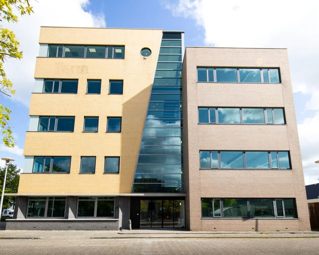 Modern kantoorpand aan de Basicweg 12 in Amersfoort met een opvallende glazen entreegevel.