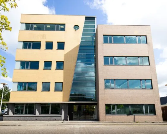 Modern kantoorpand aan de Basicweg 12 in Amersfoort met een opvallende glazen entreegevel.