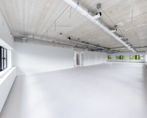 Ruime, lichte en moderne kantoorruimte te huur aan de Basicweg 12 in Amersfoort met zichtbare plafondinstallaties.