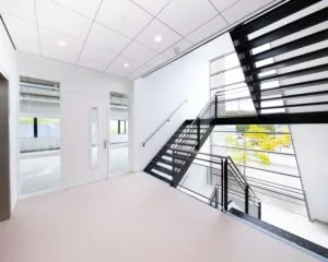 Moderne en lichte trappenhal met zwarte stalen trap in een kantoorpand aan de Basicweg 12 in Amersfoort.