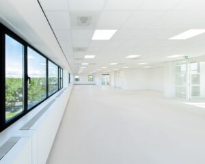 Lichte, moderne kantoorruimte te huur aan de Basicweg 12 in Amersfoort met grote ramen en systeemplafond.