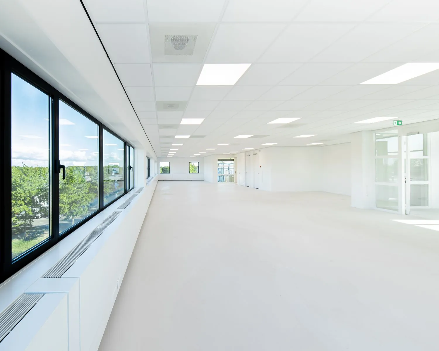 Lichte, moderne kantoorruimte te huur aan de Basicweg 12 in Amersfoort met grote ramen en systeemplafond.