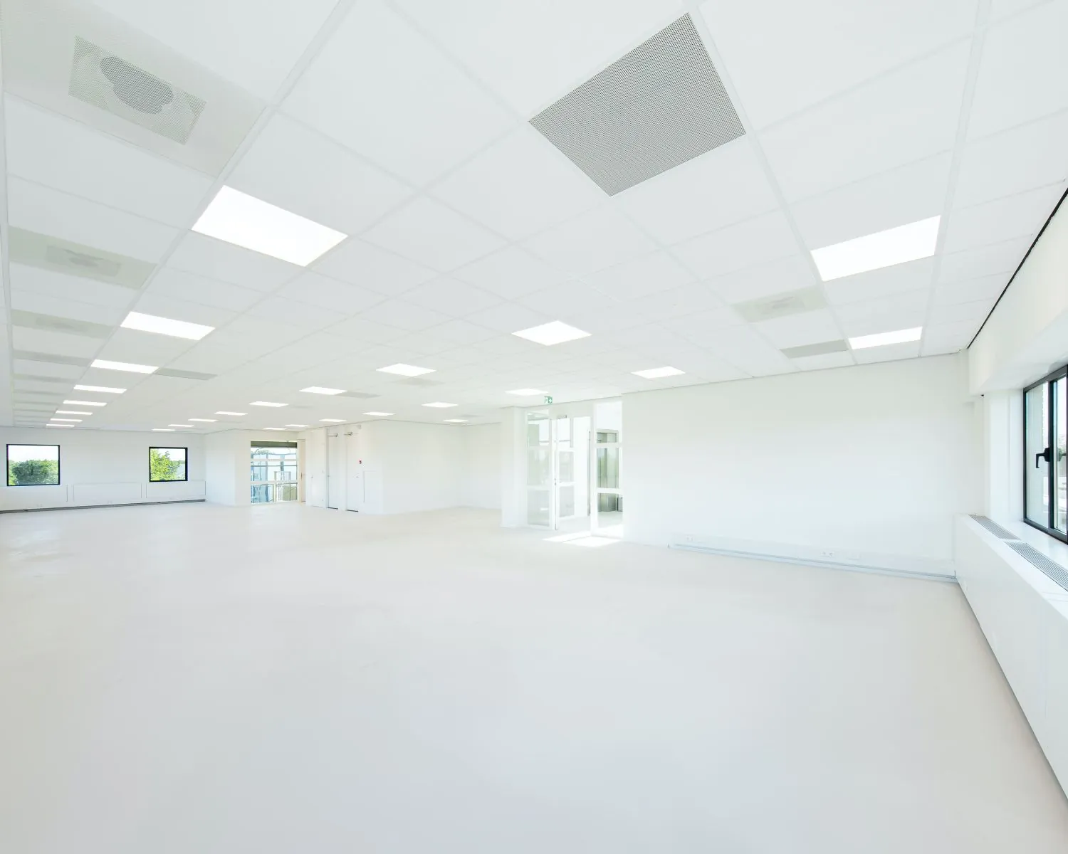 Lichte, ruime kantoorruimte te huur aan de Basicweg 12 in Amersfoort met grote ramen en systeemplafond.