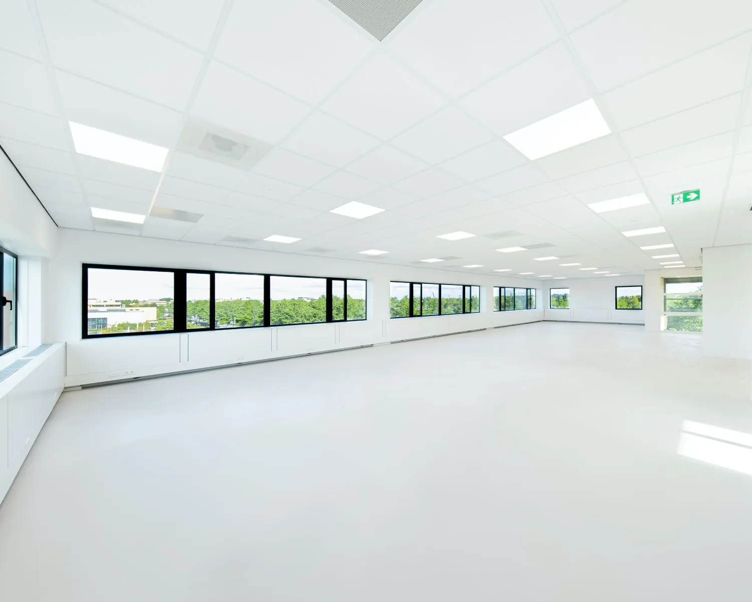 Ruime, lichte kantoorruimte te huur aan de Basicweg 12 in Amersfoort met grote ramen en systeemplafond.