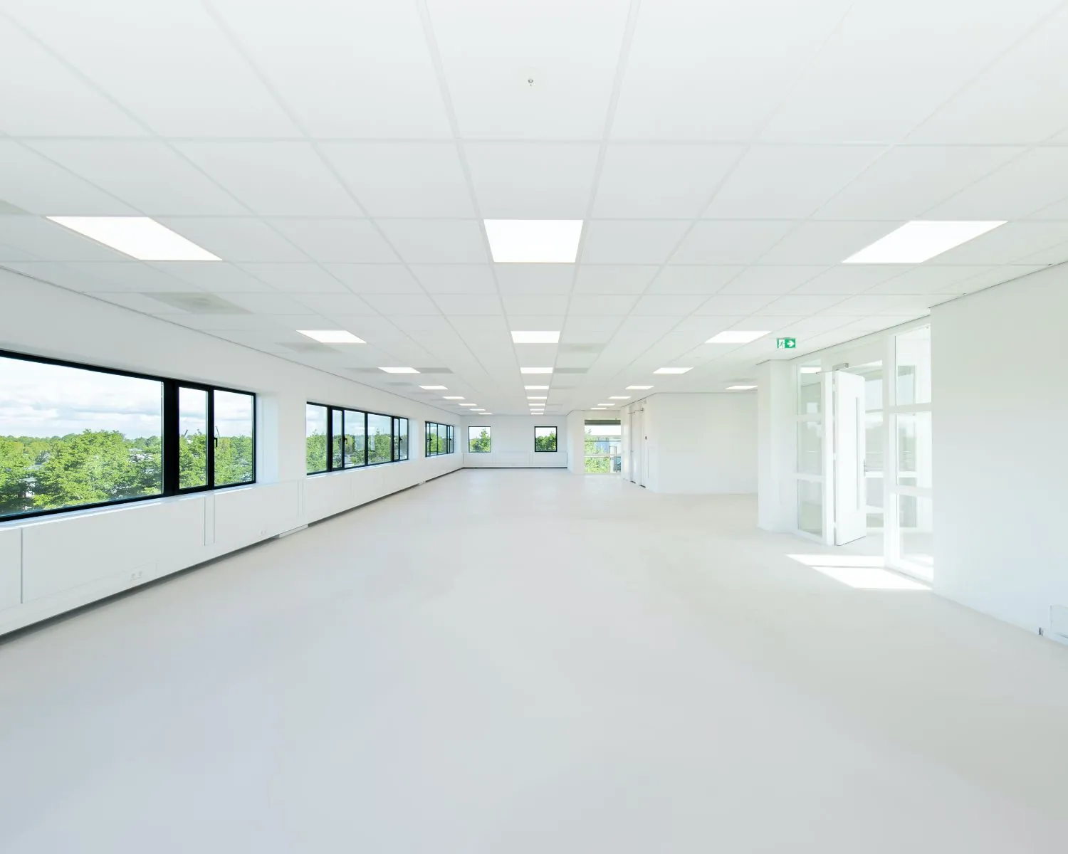 Lichte, moderne kantoorruimte met grote ramen aan de Basicweg 12 in Amersfoort.