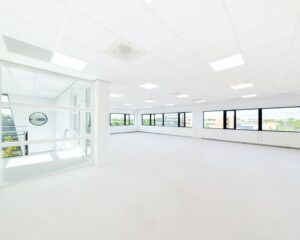 Lichte, leegstaande kantoorruimte met grote ramen aan de Basicweg 12 in Amersfoort.
