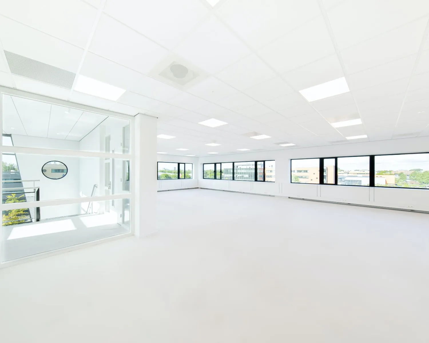 Lichte, leegstaande kantoorruimte met grote ramen aan de Basicweg 12 in Amersfoort.