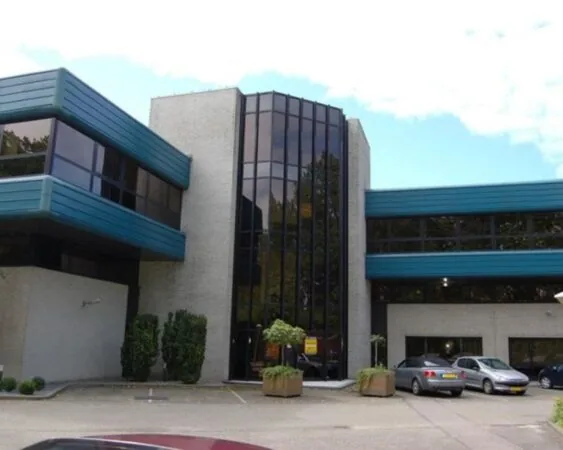 Modern kantoorpand aan de Bijlmerstraat 30-32 met grote ramen en beschikbare parkeerplaatsen.