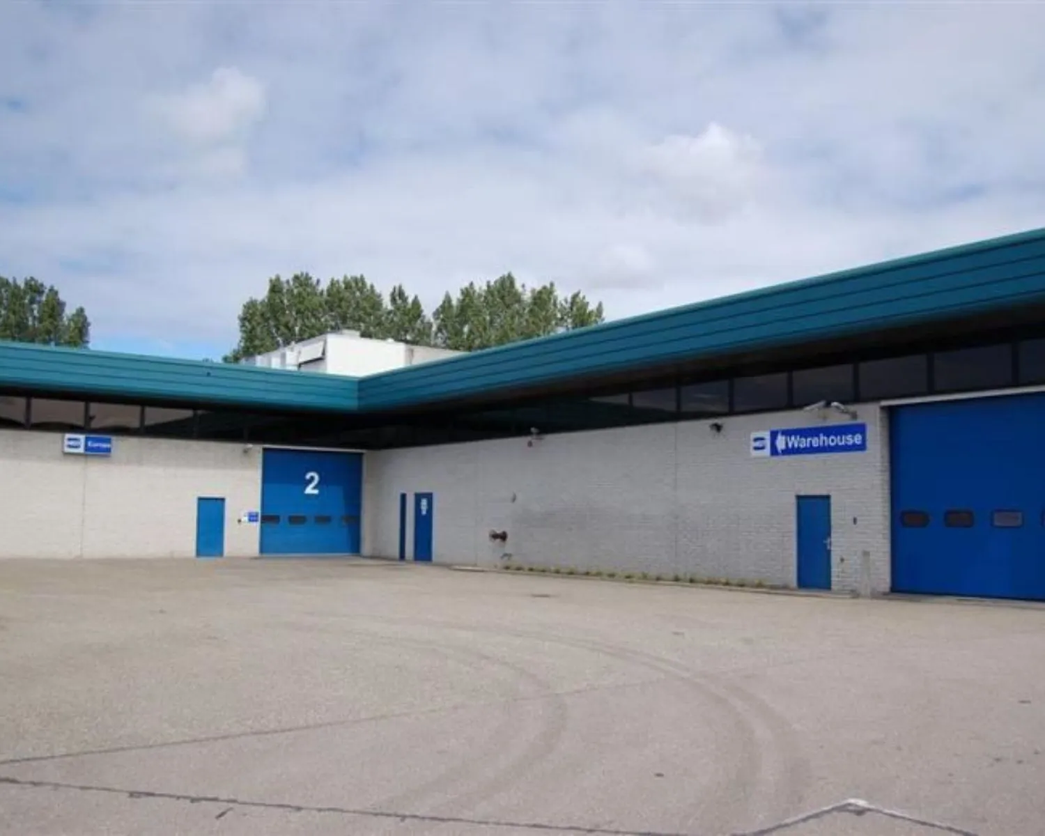 Vooraanzicht van een bedrijfs- en kantoorruimte met blauwe deuren aan de Bijlmerstraat 30-32.