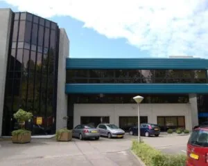 Kantoorruimte te huur aan de Bijlmerstraat 30-32 met parkeerplaatsen voor het gebouw.