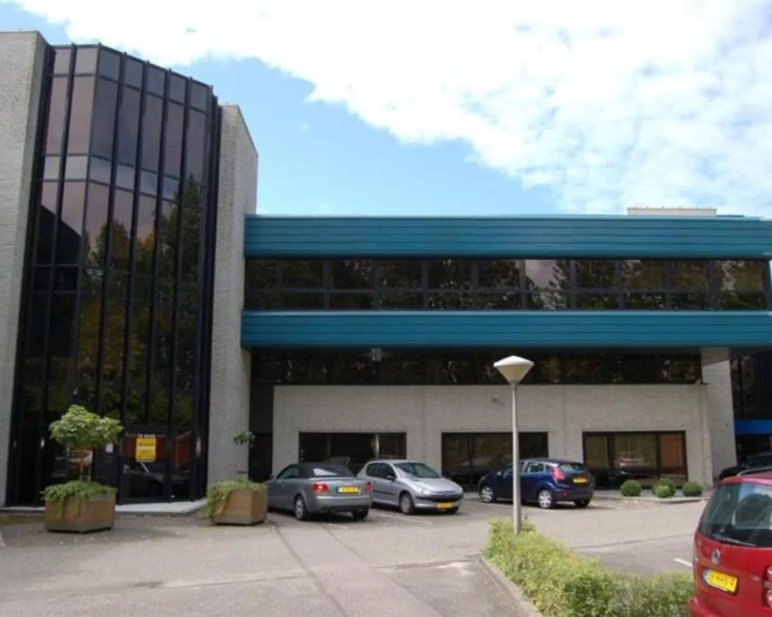 Kantoorruimte te huur aan de Bijlmerstraat 30-32 met parkeerplaatsen voor het gebouw.