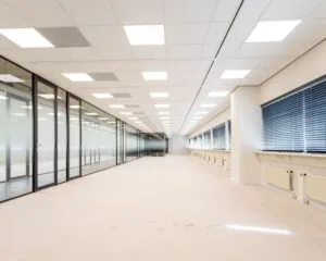 Lichte en moderne kantoorruimte met glazen wanden aan de Boerhaavelaan 26.