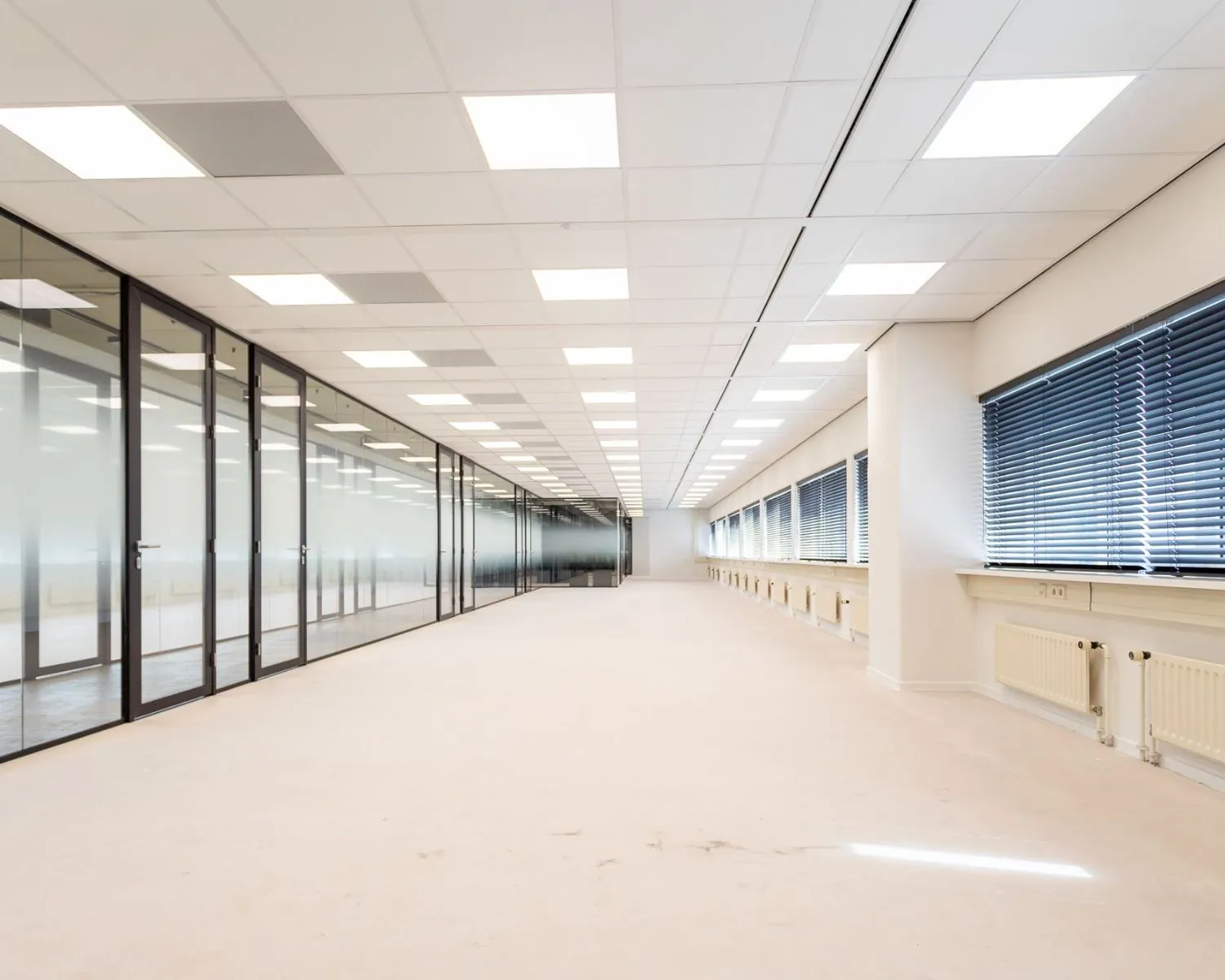 Lichte en moderne kantoorruimte met glazen wanden aan de Boerhaavelaan 26.
