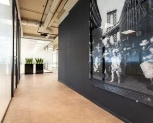 Moderne kantoorruimte aan de Boerhaavelaan met glazen wanden, strakke afwerking en grote zwart-witte muurfoto.