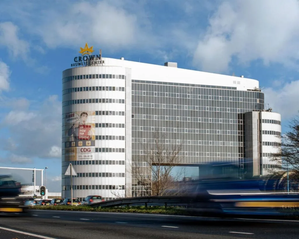 Kantoorgebouw Crown Business Center aan de Boerhaavelaan 40 met reclame voor te huur staande kantoorruimte, gezien vanaf de weg.