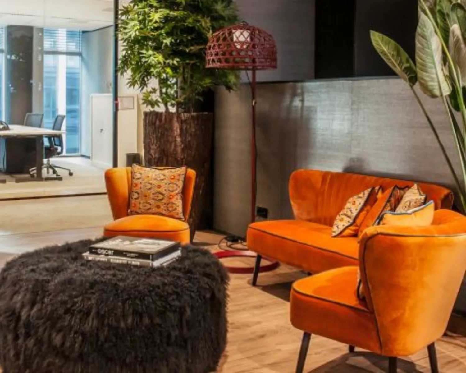 Stijlvol ingerichte kantoorruimte aan de Claude Debussylaan 7 in Amsterdam met oranje meubels en moderne decoratie.