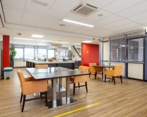 Moderne kantoorruimte met keuken en zithoek aan Coenecoop 7 te huur.