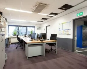 Moderne kantoorruimte met meerdere bureaus, computers en ergonomische bureaustoelen aan de Coenecoop 7-5.