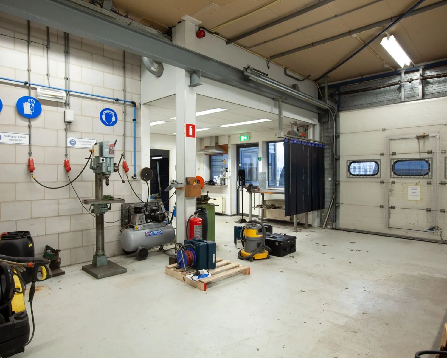 Werkplaatsruimte met technische apparatuur en gereedschap in een bedrijfsgebouw aan de Coenecoop 7 te huur.