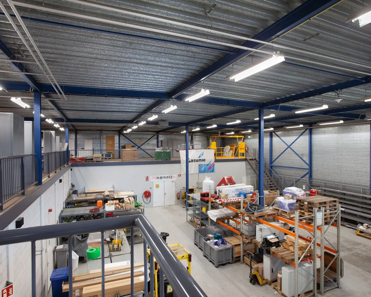 Ruime industriële bedrijfsruimte met magazijn, opslagrekken en entresol aan de Coenecoop 7-7.