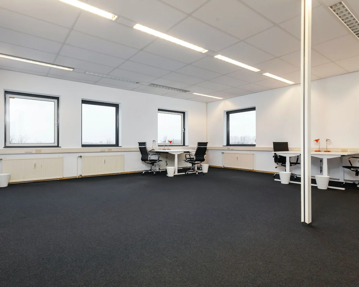 Moderne, lichte kantoorruimte met meerdere bureaus en bureaustoelen aan de Corkstraat 46 in Rotterdam.