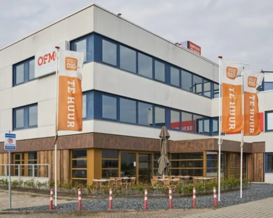 Moderne kantoorruimte aan de Cypresbaan 3-1 met te huur vlaggen en buitenzitgedeelte.