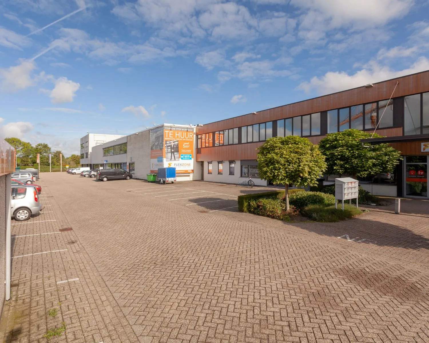 Kantoorruimte te huur aan De Limiet 15 in Vianen met parkeerplaatsen voor de deur.