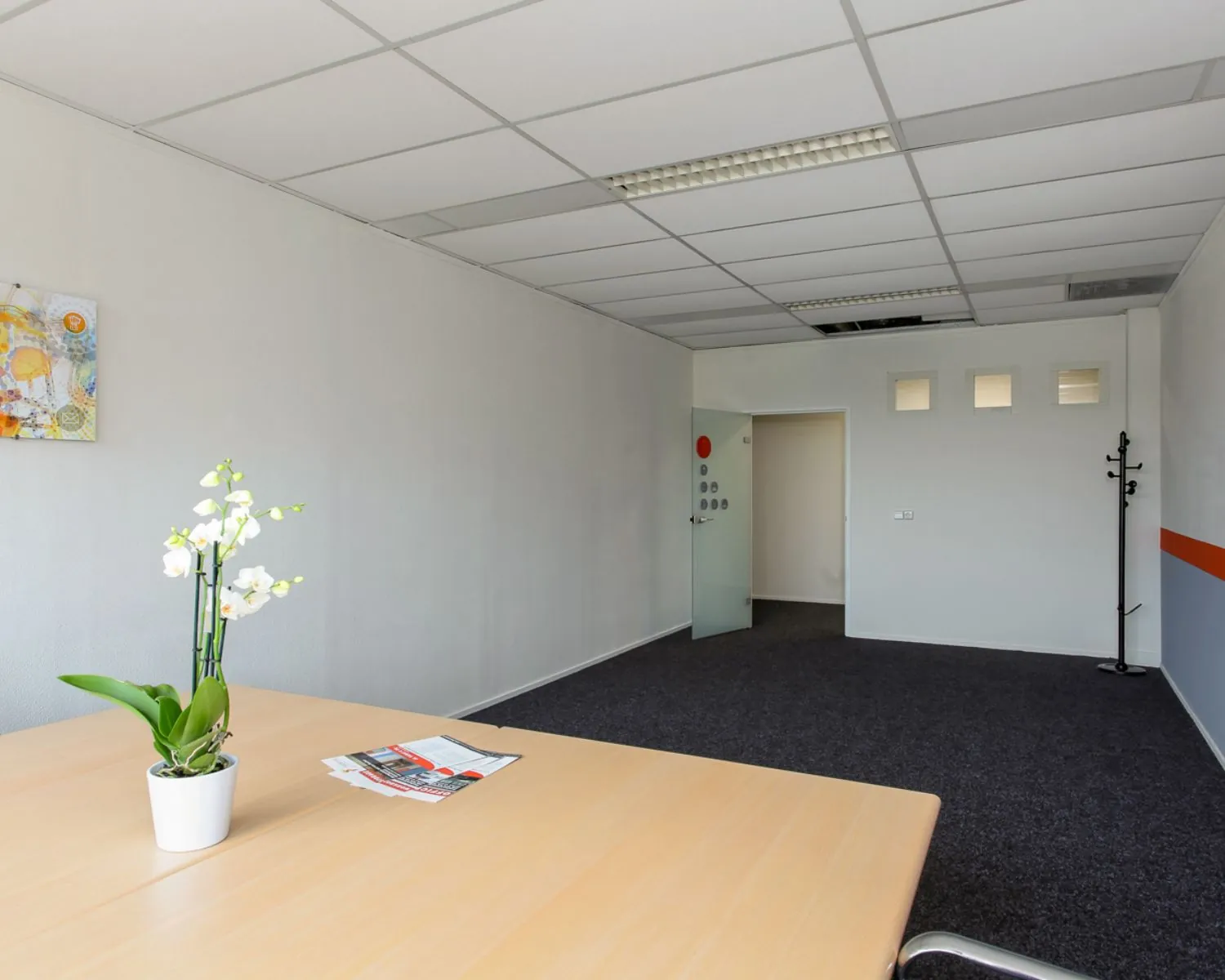 Moderne, lichte kantoorruimte in De Limiet 15 in Vianen met strak interieur en minimalistische inrichting.
