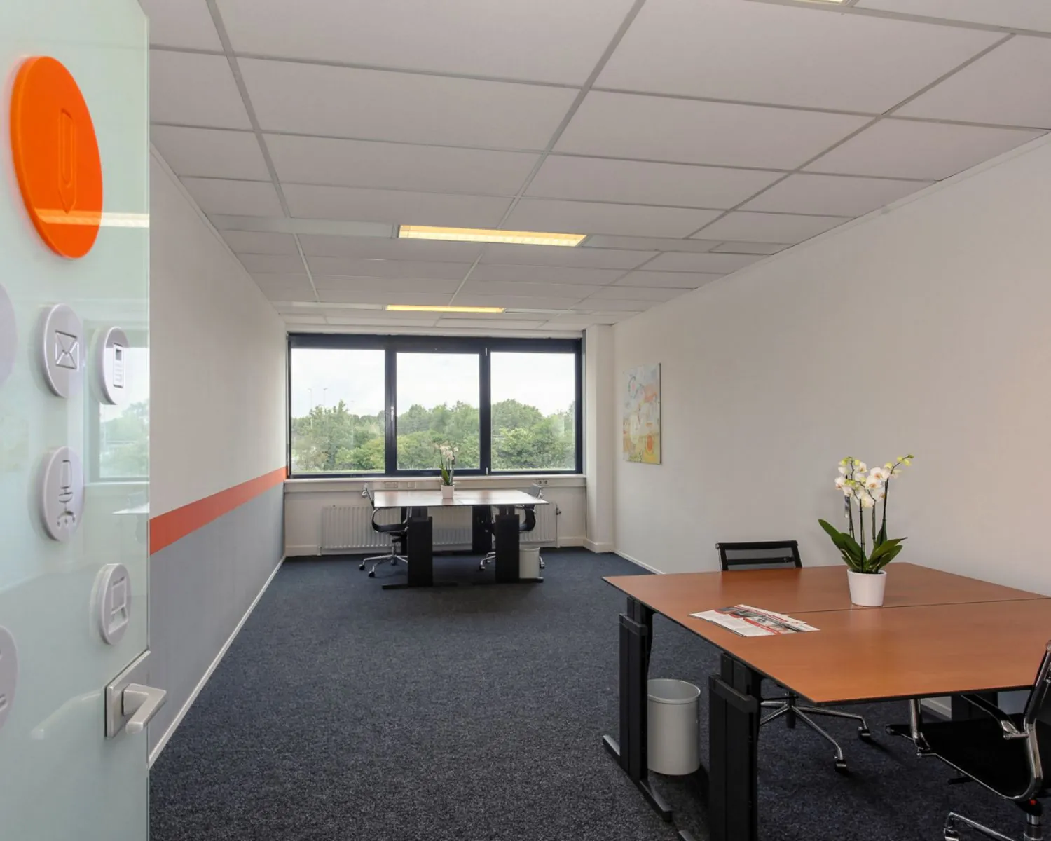 Moderne kantoorruimte in De Limiet 15 in Vianen met werkplekken, grote ramen en uitzicht op groen.