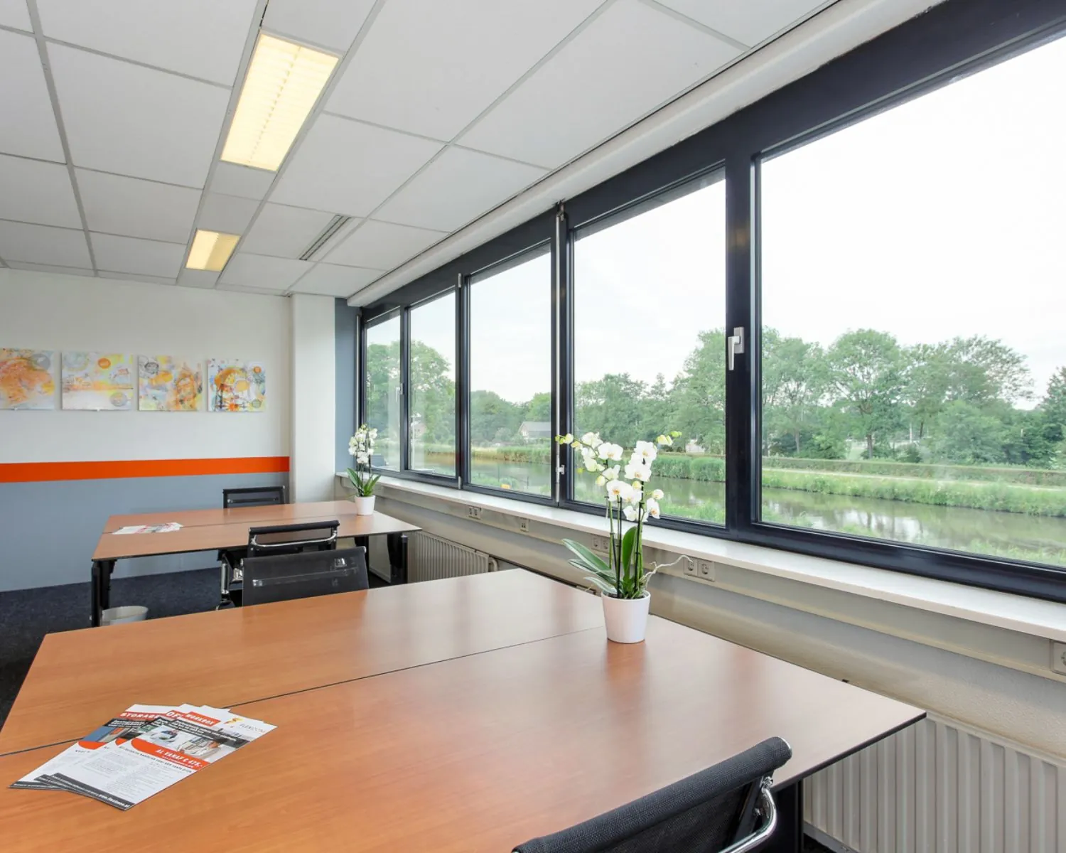 Moderne kantoorruimte met grote ramen, uitzicht op het water en strak ingerichte werkplekken aan De Limiet 15 in Vianen.