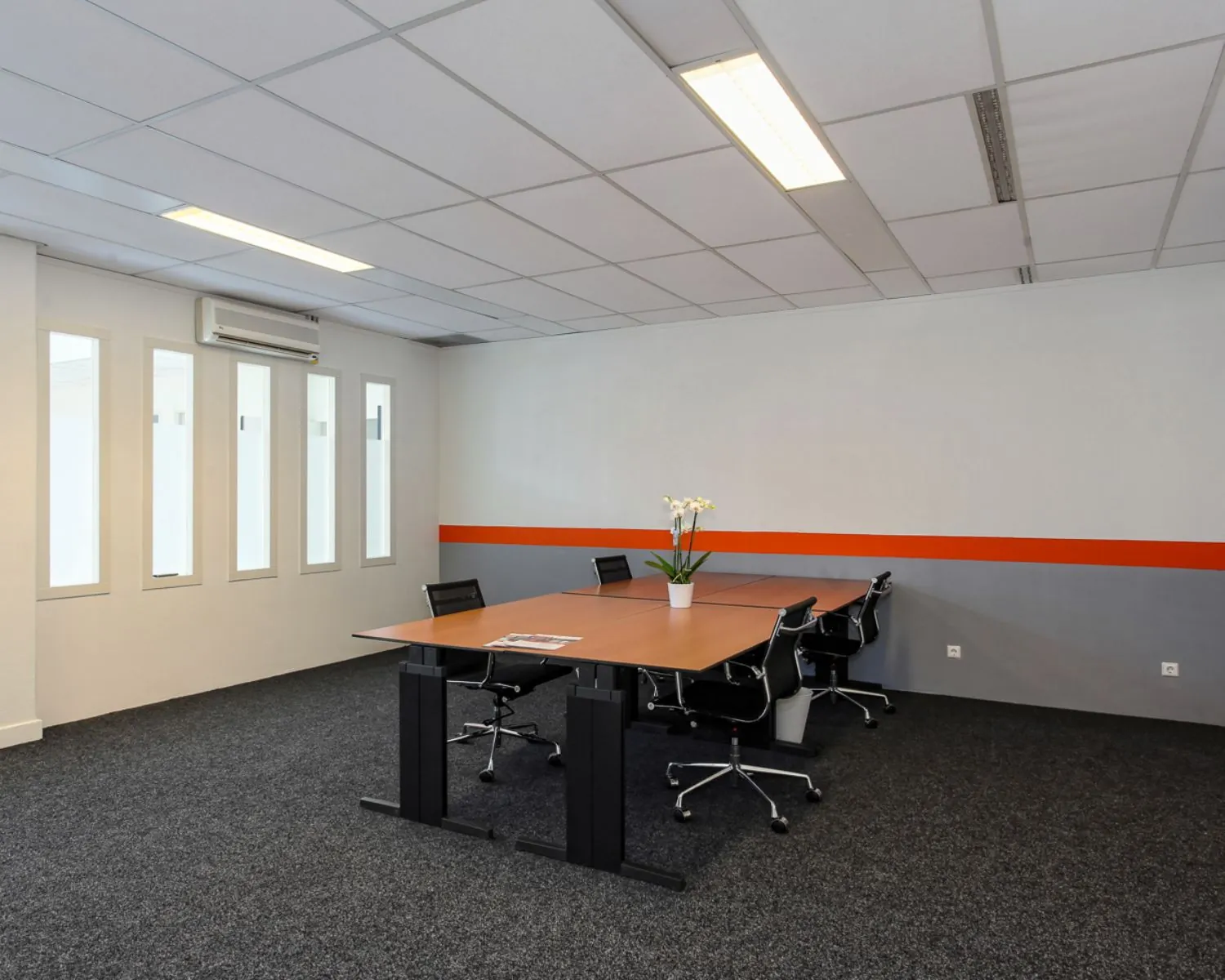 Moderne kantoorruimte in Vianen met vergadertafel, bureaustoelen en strak interieur.