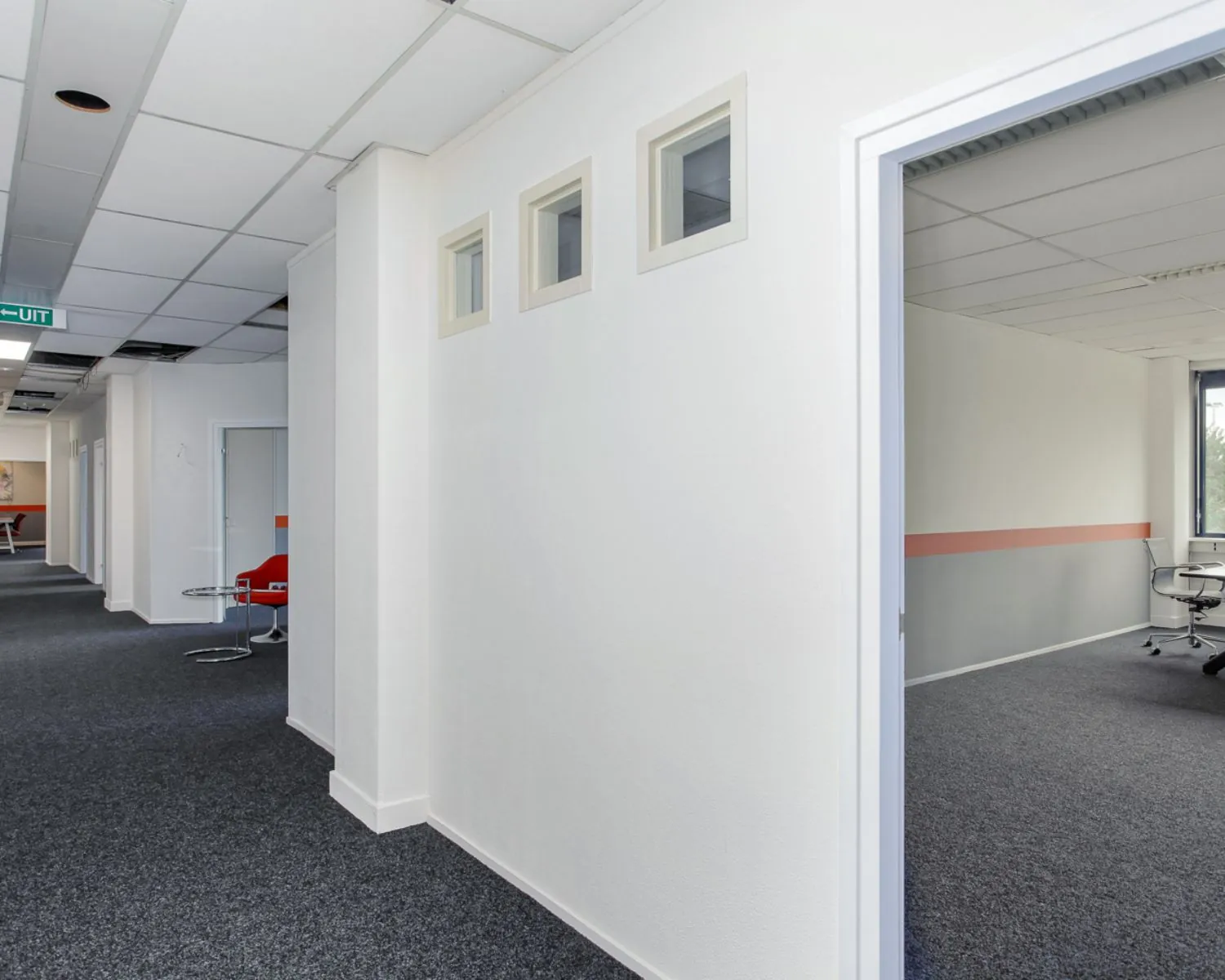 Lichte kantoorruimte aan De Limiet 15 in Vianen met grijze vloerbedekking en deels wit plafond.