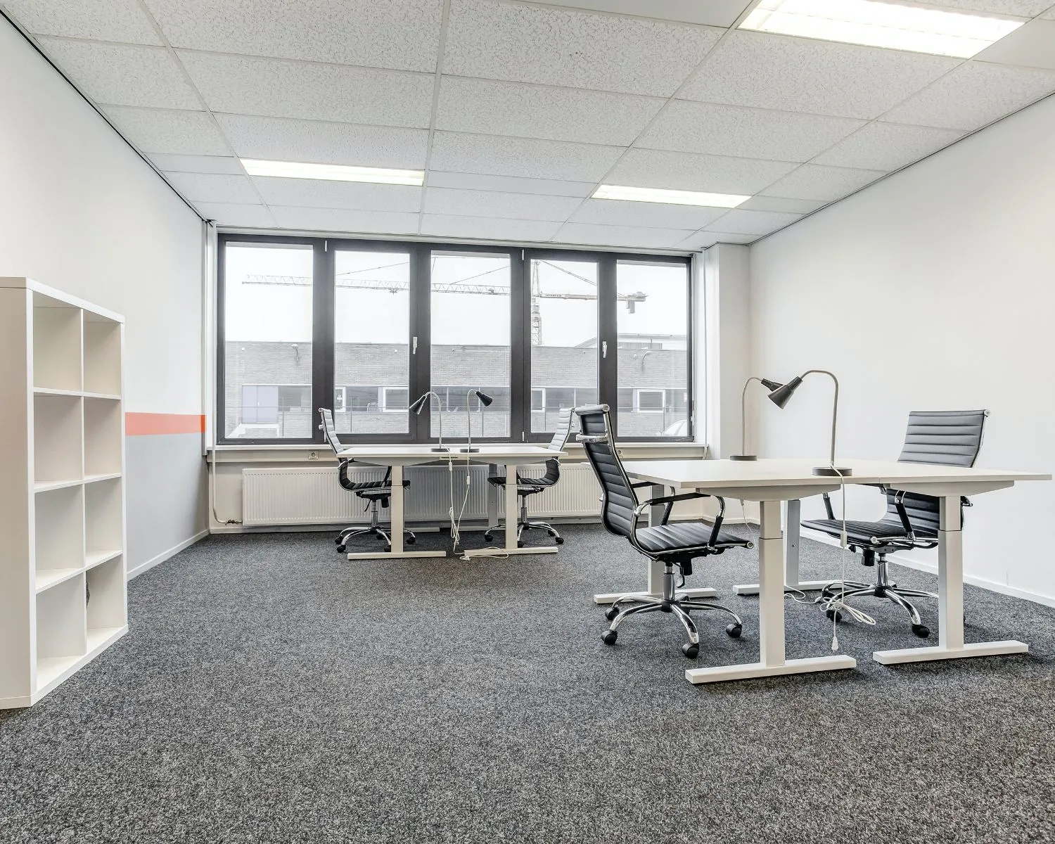 Moderne kantoorruimte te huur in De Limiet 15 in Vianen met meerdere werkplekken, bureaulampen en ergonomische stoelen.
