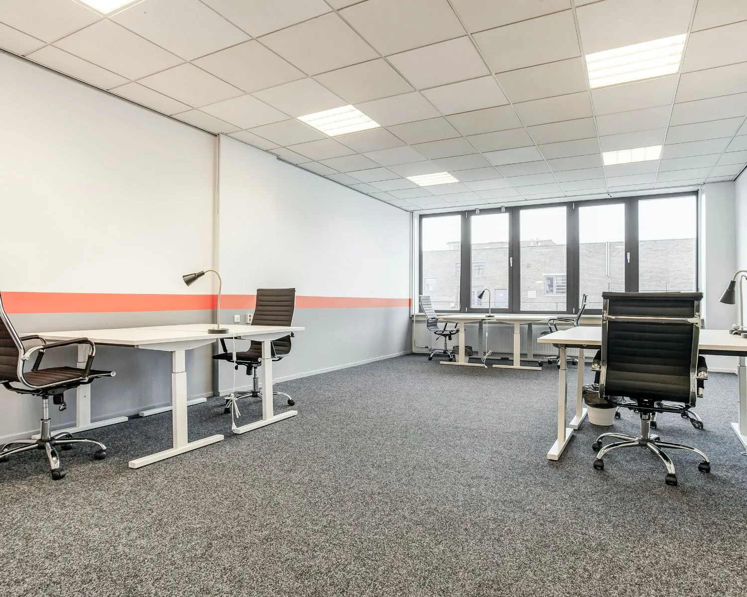 Moderne kantoorruimte met meerdere werkplekken en bureaustoelen aan De Limiet 15 in Vianen.